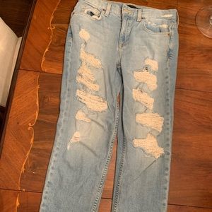 Distressed boyfriend jean light wash